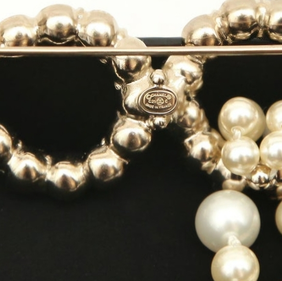 CHANEL 2021C Brooch Pin Faux Pearl Crystals COCO CC Champagne-Gold-Tone Metal - Picture 4 of 5